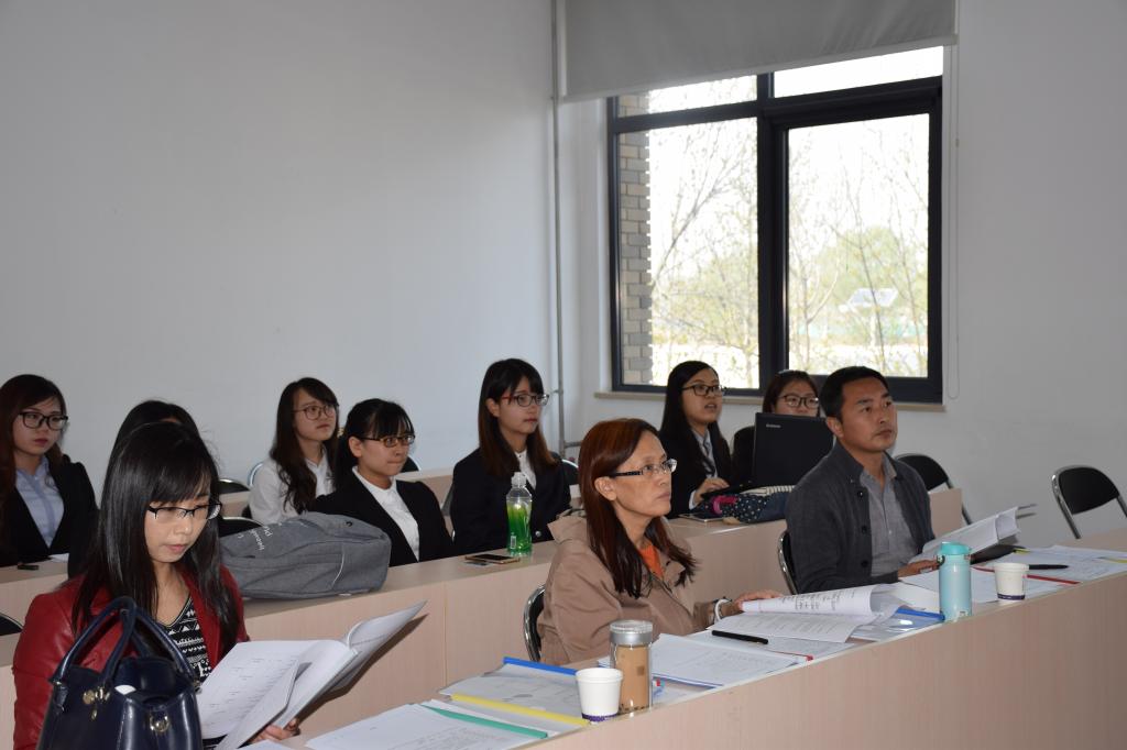 评委老师们认真评审